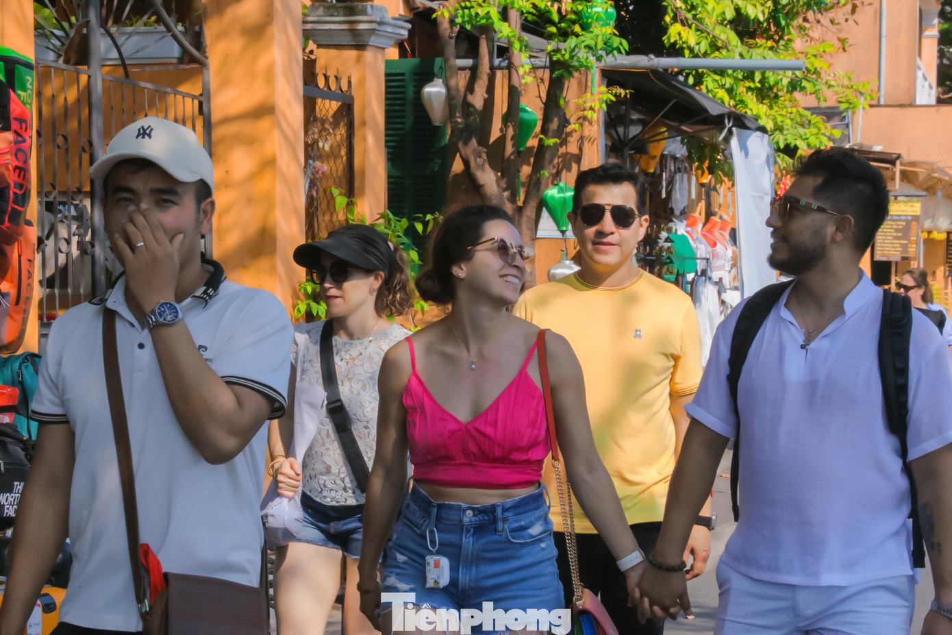 Du khách nước ngoài thích thú đi dạo, trải nghiệm cà phê ven đường trong phố cổ Hội An. Du khách nước ngoài thích thú đi dạo, trải nghiệm cà phê ven đường trong phố cổ Hội An.