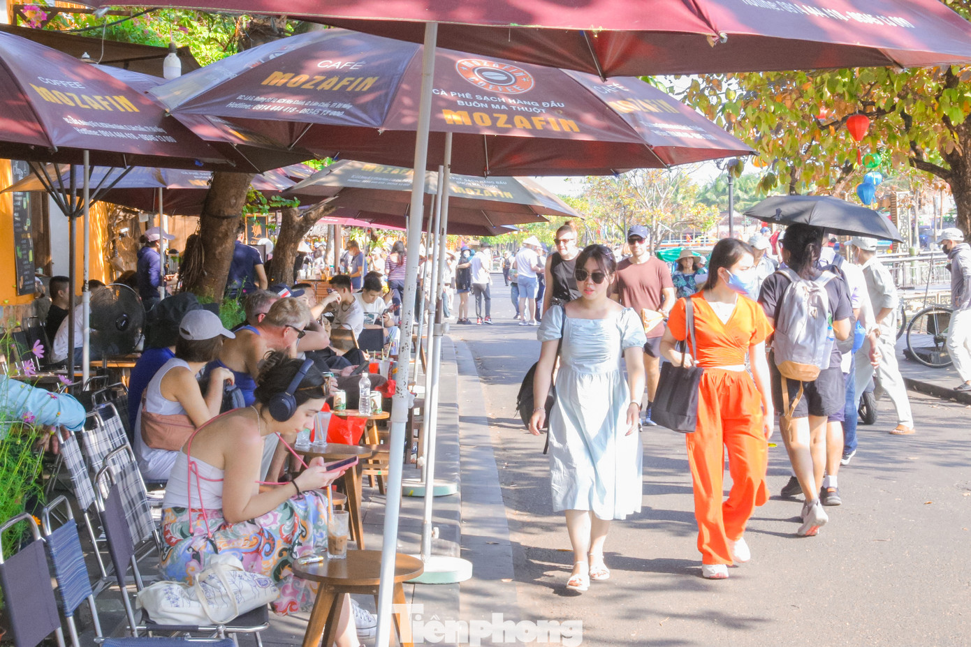 Các quán ven đường cũng nhộn nhịp đón khách du lịch, những quầy nước, quầy hàng lưu niệm cũng nhờ vậy mà bán được nhiều hàng hơn. Các quán ven đường cũng nhộn nhịp đón khách du lịch, những quầy nước, quầy hàng lưu niệm cũng nhờ vậy mà bán được nhiều hàng hơn.