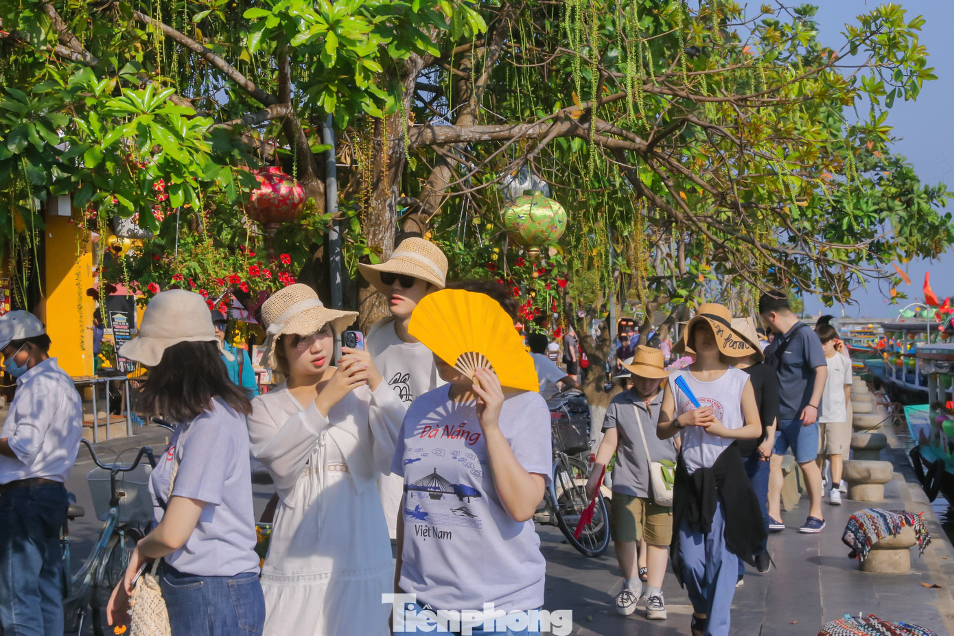 Theo ghi nhận của PV, các tuyến đường như Bạch Đằng, Trần Phú, Lê Lợi… trong phố cổ Hội An có rất đông khách trong nước và quốc tế đến tham quan chụp hình lưu niệm. Theo ghi nhận của PV, các tuyến đường như Bạch Đằng, Trần Phú, Lê Lợi… trong phố cổ Hội An có rất đông khách trong nước và quốc tế đến tham quan chụp hình lưu niệm.