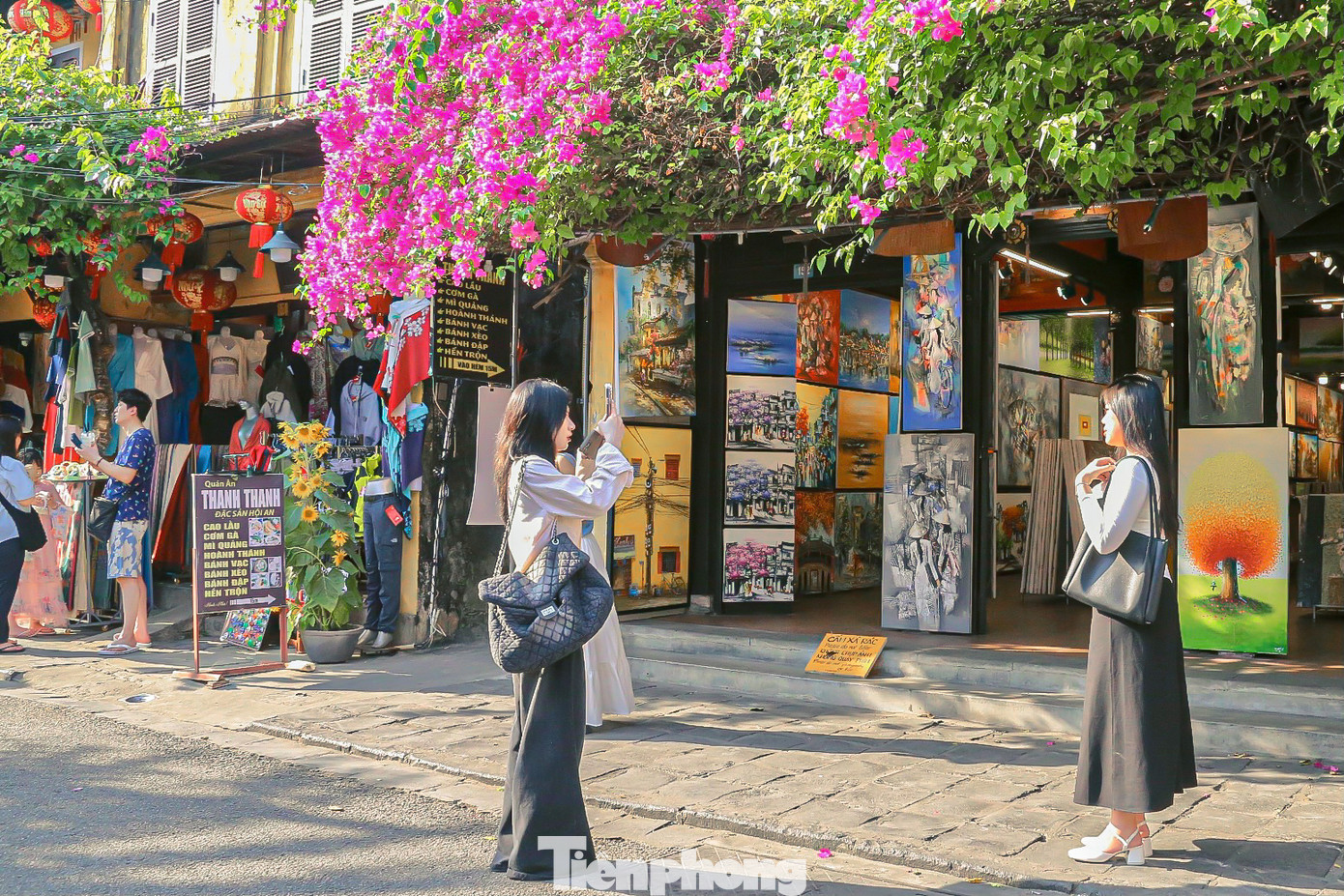 Nhiều cặp đôi thích thú tạo dáng, chụp hình lưu giữ kỉ niệm cùng nhau. Nhiều cặp đôi thích thú tạo dáng, chụp hình lưu giữ kỉ niệm cùng nhau.