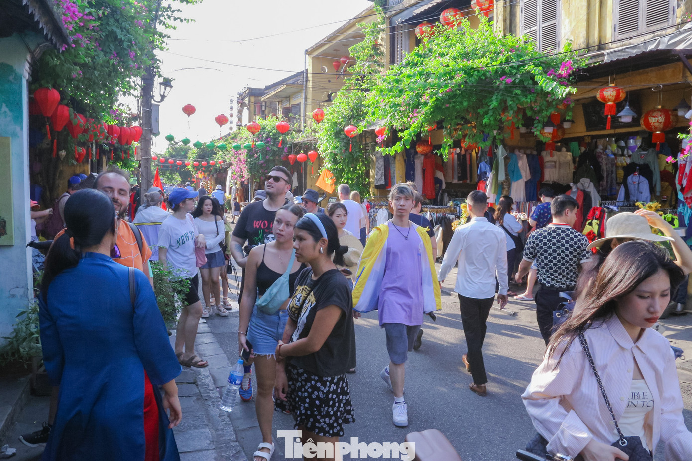 Phố cổ Hội An là địa điểm du lịch quen thuộc, được du khách trong và ngoài nước lựa chọn làm điểm đến tham quan du lịch. Những ngày sau Tết Nguyên đán 2024, hàng nghìn người vẫn nườm nượp đổ về khiến không khí phố cổ trở nên nhộn nhịp, náo nhiệt. Phố cổ Hội An là địa điểm du lịch quen thuộc, được du khách trong và ngoài nước lựa chọn làm điểm đến tham quan du lịch. Những ngày sau Tết Nguyên đán 2024, hàng nghìn người vẫn nườm nượp đổ về khiến không khí phố cổ trở nên nhộn nhịp, náo nhiệt.