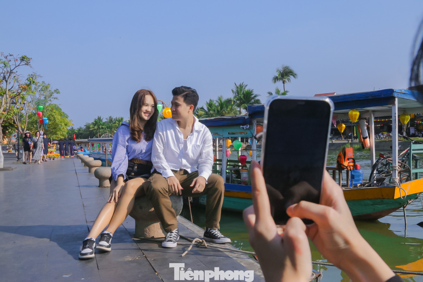 Chị Trần Thị Thu Uyên - khách du lịch đến từ Huế cho biết chị cùng gia đình đến Hội An để du lịch và tham quan phố cổ. “Tôi và chồng đã dự định đi Hội An chơi nhiều lần nhưng chưa được, tranh thủ sau Tết cùng với thời tiết thuận lợi nên chúng tôi đã thực hiện chuyến đi này”, chị Uyên cho hay. Chị Trần Thị Thu Uyên - khách du lịch đến từ Huế cho biết chị cùng gia đình đến Hội An để du lịch và tham quan phố cổ. “Tôi và chồng đã dự định đi Hội An chơi nhiều lần nhưng chưa được, tranh thủ sau Tết cùng với thời tiết thuận lợi nên chúng tôi đã thực hiện chuyến đi này”, chị Uyên cho hay.