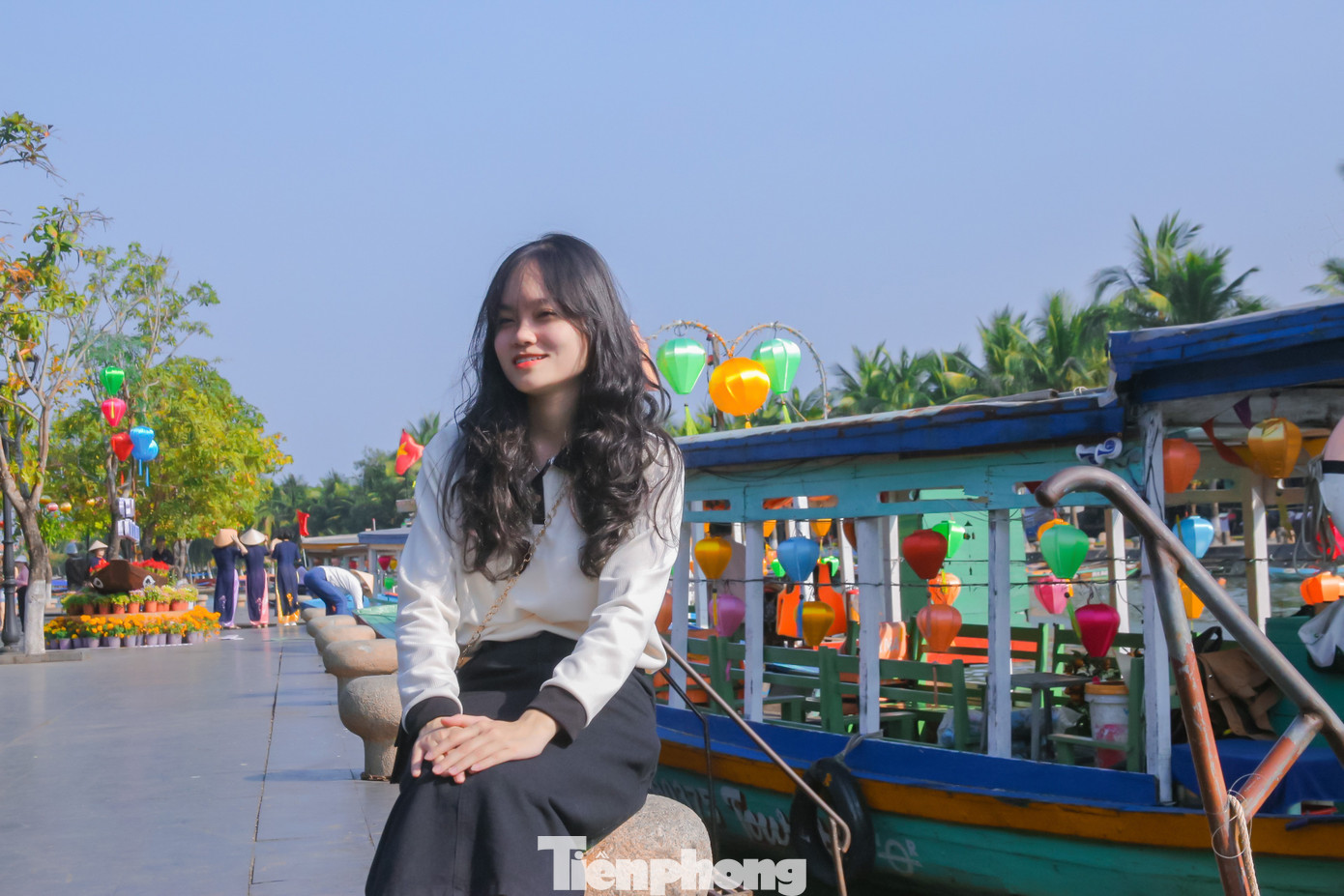 Nhiều cặp đôi thích thú tạo dáng, chụp hình lưu giữ kỉ niệm cùng nhau. Nhiều cặp đôi thích thú tạo dáng, chụp hình lưu giữ kỉ niệm cùng nhau.