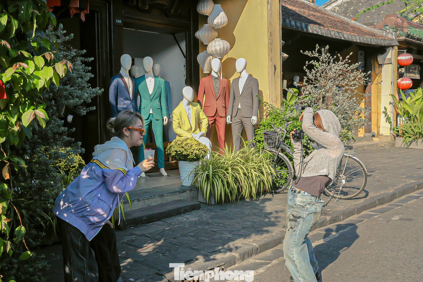 Nhiều cặp đôi thích thú tạo dáng, chụp hình lưu giữ kỉ niệm cùng nhau. Nhiều cặp đôi thích thú tạo dáng, chụp hình lưu giữ kỉ niệm cùng nhau.