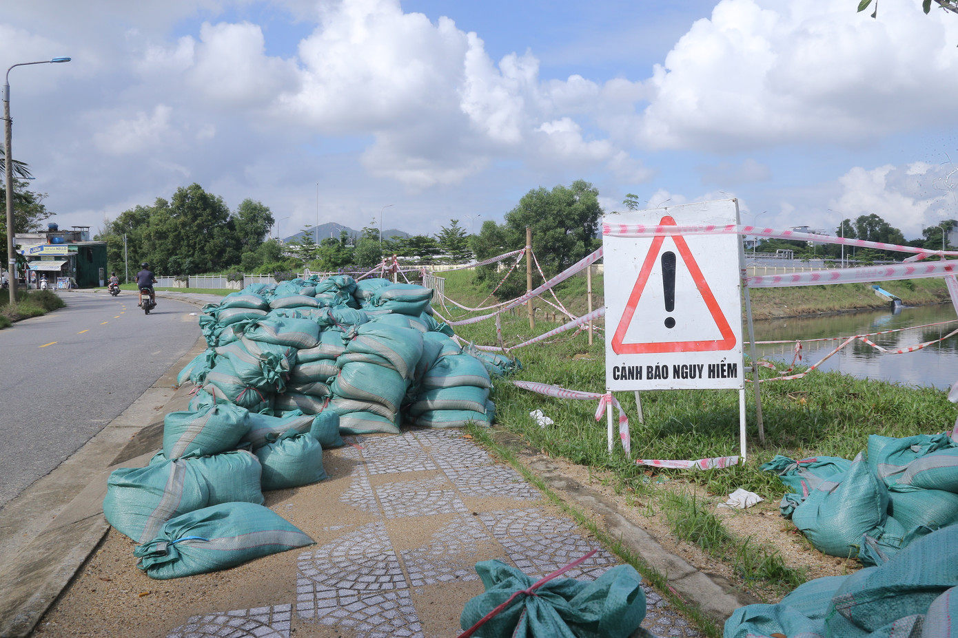 Lực lượng chức năng đã đặt biển cảnh báo nguy hiểm để người dân tránh đi vào vị trí sạt lở.