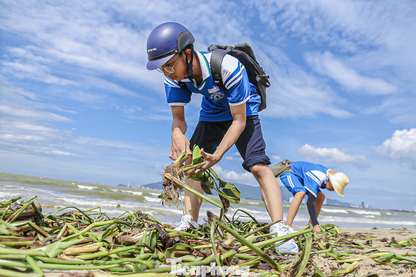 Các bạn trẻ cùng nhau tích cực thu gom rác.