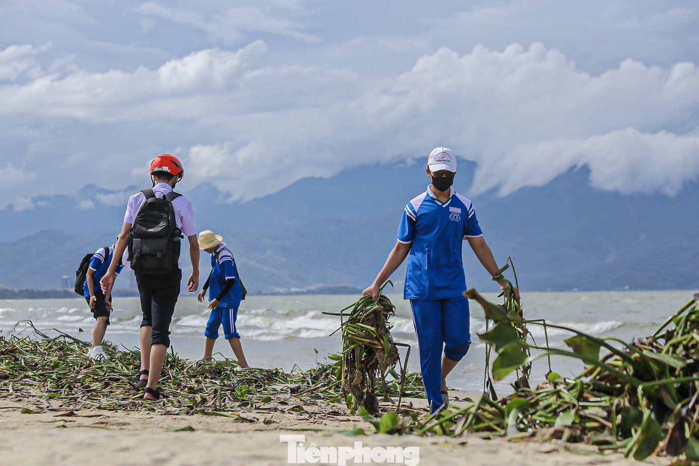 Các bạn trẻ cùng nhau tích cực thu gom rác.