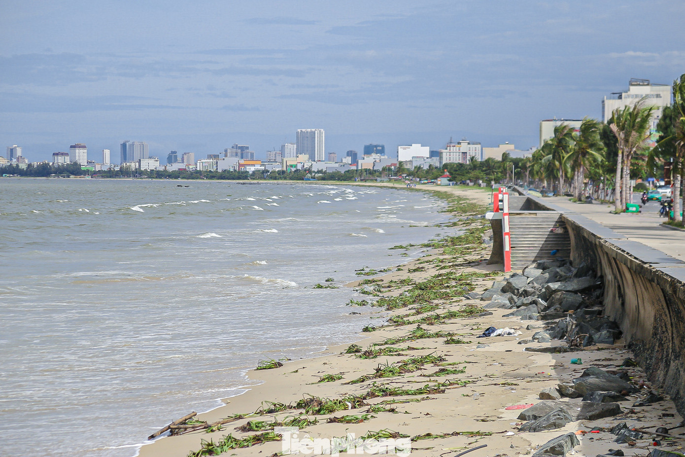 Sau những trận mưa lớn do ảnh hưởng của bão số 4, hàng tấn rác thải đã dạt vào các bờ biển Đà Nẵng khiến cả bãi biển ngổn ngang.
