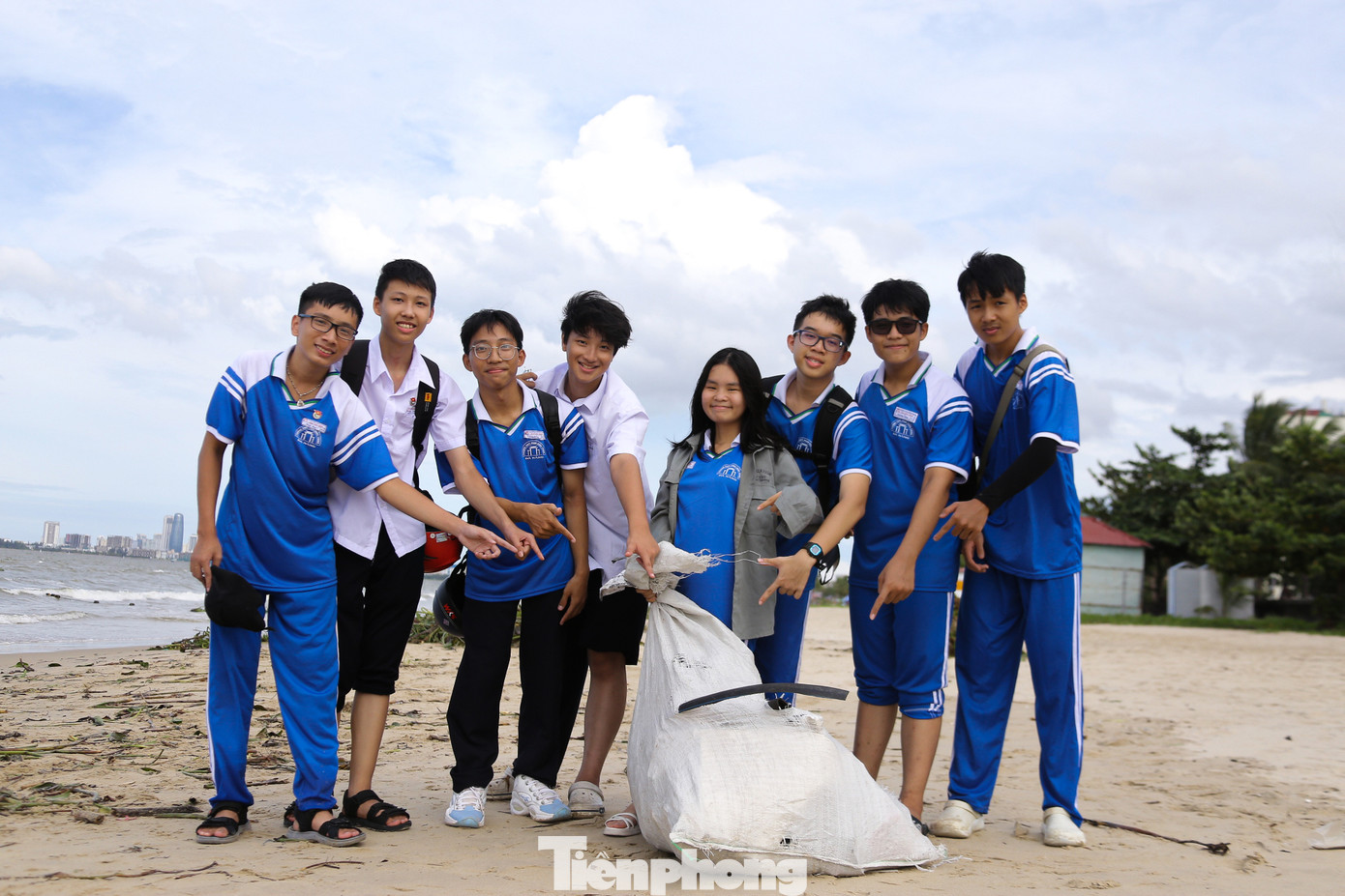 &quot;Tuy làm một điều nhỏ nhưng nhóm chúng em muốn góp công sức làm cho bãi biển ngày càng sạch đẹp hơn. Mong sao biển Đà Nẵng luôn sạch đẹp để là thành phố đáng sống trong mắt du khách khi đến đây&quot;, bạn Lâm Trần Khang chia sẻ.