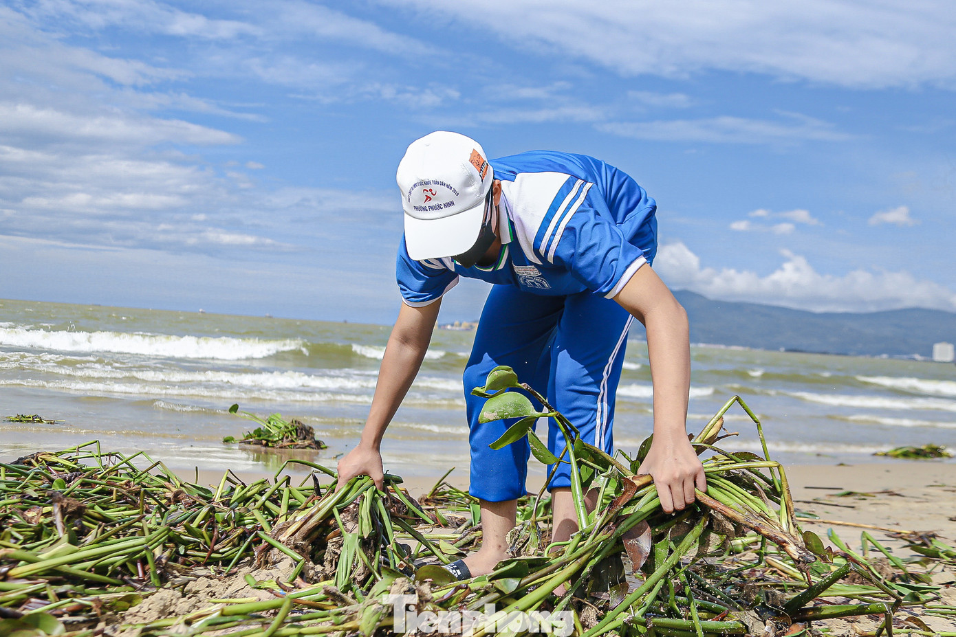 Các bạn trẻ cùng nhau tích cực thu gom rác.