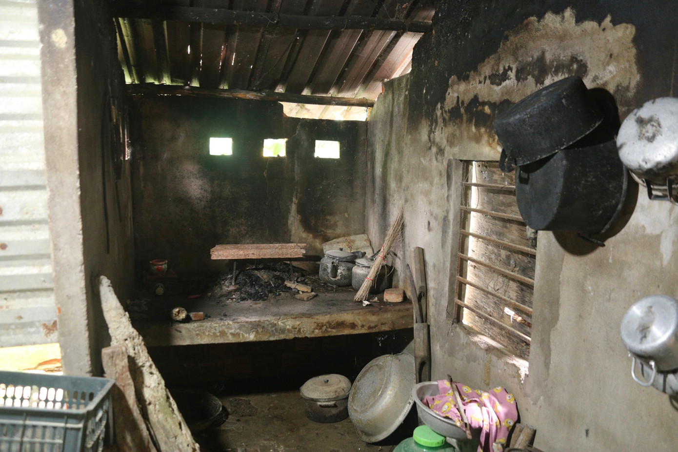 Cuộc sống sinh hoạt hàng ngày của người dân gặp khó khăn trong ngôi nhà chật hẹp, xuống cấp.