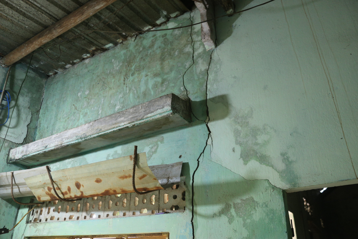 Sống trong những ngôi nhà xuống cấp nghiêm trọng, người dân mong được bố trí tái định cư sớm để di dời.