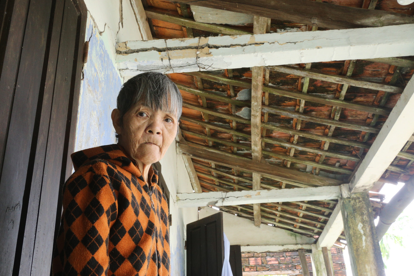 Nhiều năm nay, nhà cửa xuống cấp nghiêm trọng nhưng nhiều hộ dân tổ 4, thôn Quan Nam 2 không dám sửa sang, xây mới vì nằm trong vùng dự án. Họ phải sống trong những ngôi nhà chờ sập, có thể đổ bất cứ lúc nào.