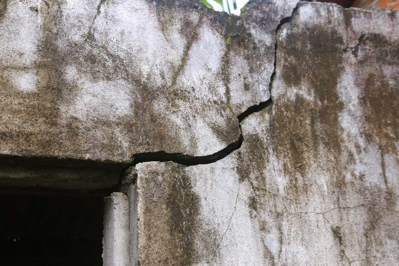 Sống trong những ngôi nhà xuống cấp nghiêm trọng, người dân mong được bố trí tái định cư sớm để di dời.