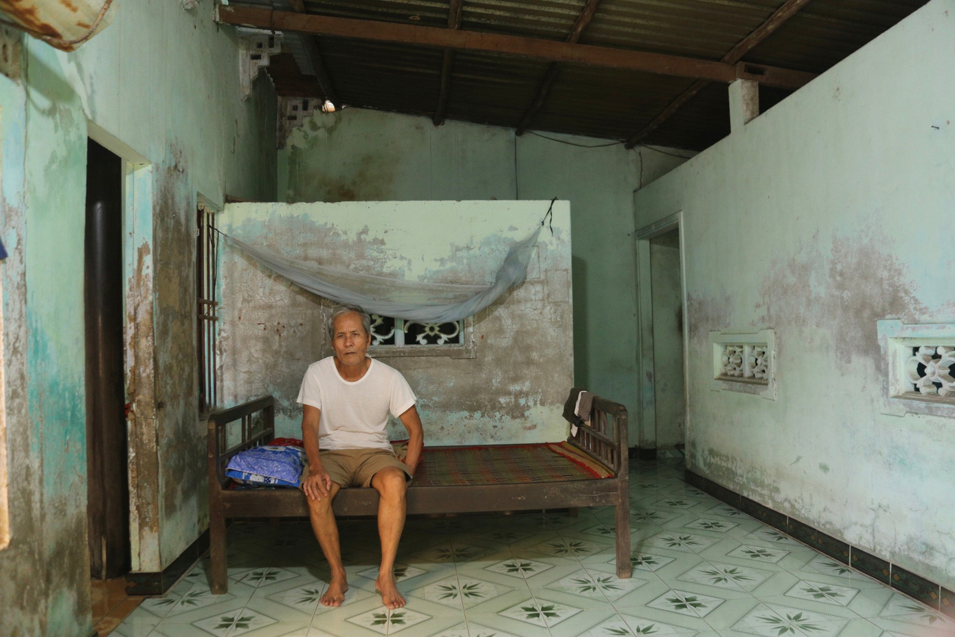 Cuộc sống sinh hoạt hàng ngày của người dân gặp khó khăn trong ngôi nhà chật hẹp, xuống cấp.