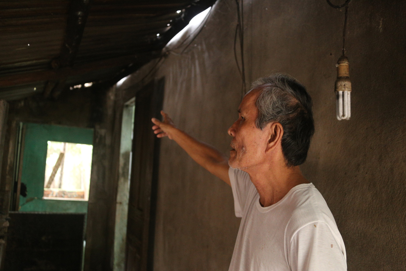 Sống trong ngôi nhà chờ sập, xuống cấp hơn 10 năm nay, ông Lê Văn Nại (tổ 4, thôn Quan Nam 2) cho biết: Mỗi lần trời mưa là nhà dột, ướt hết, ông chỉ dám che chắn tạm bợ chứ không thể tu sửa nhiều vì không biết khi nào sẽ được di dời. Cuộc sống người dân ở đây khốn khổ trăm bề, giờ đi không được, ở cũng chẳng xong.