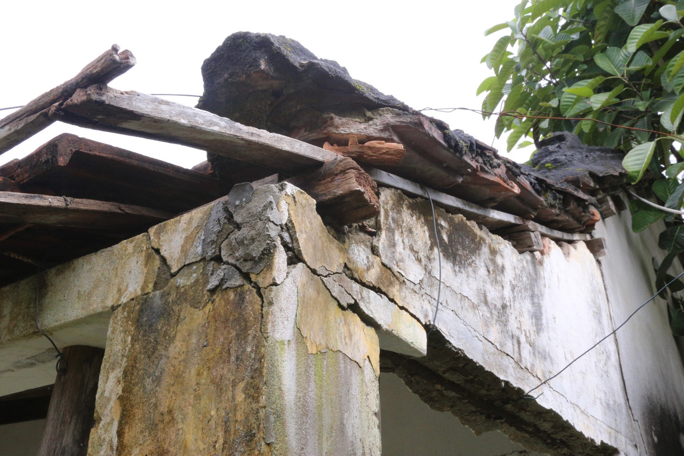 Theo tìm hiểu, đầu năm 2010, UBND TP Đà Nẵng quyết định xây dựng khu TĐC Hòa Liên 3 và Hòa Liên 4 (huyện Hòa Vang) nhằm phục vụ cho công tác chỉnh trang đô thị và phát triển kinh tế của thành phố. Tuy nhiên, đến nay nhiều hộ dân thôn Quan Nam 2 thuộc diện di dời, giải tỏa vẫn chưa được bố trí cấp đất tái định cư nên đang "mặc kẹt", sống trong cảnh nơm nớp chờ sập.