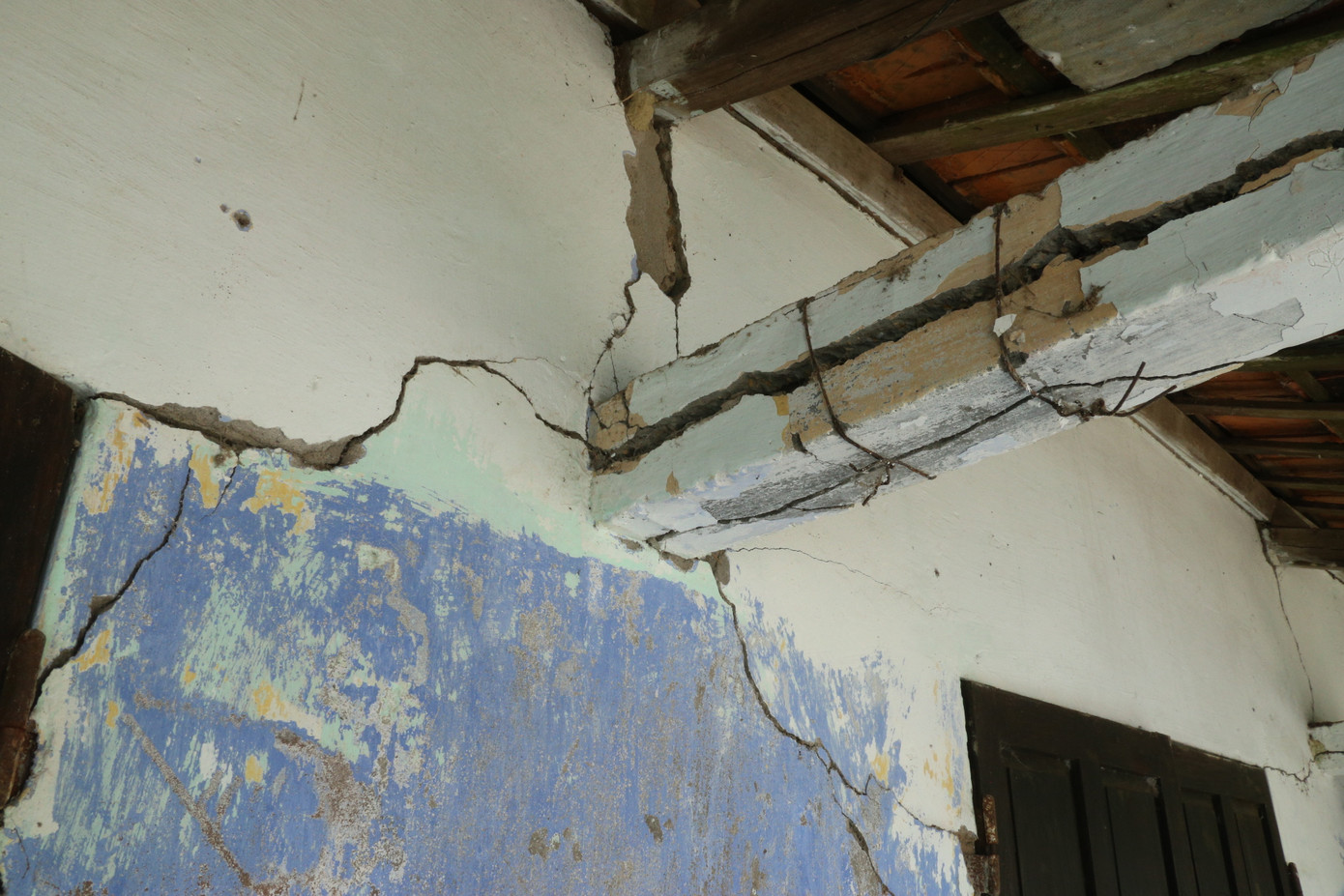 Sống trong những ngôi nhà xuống cấp nghiêm trọng, người dân mong được bố trí tái định cư sớm để di dời.