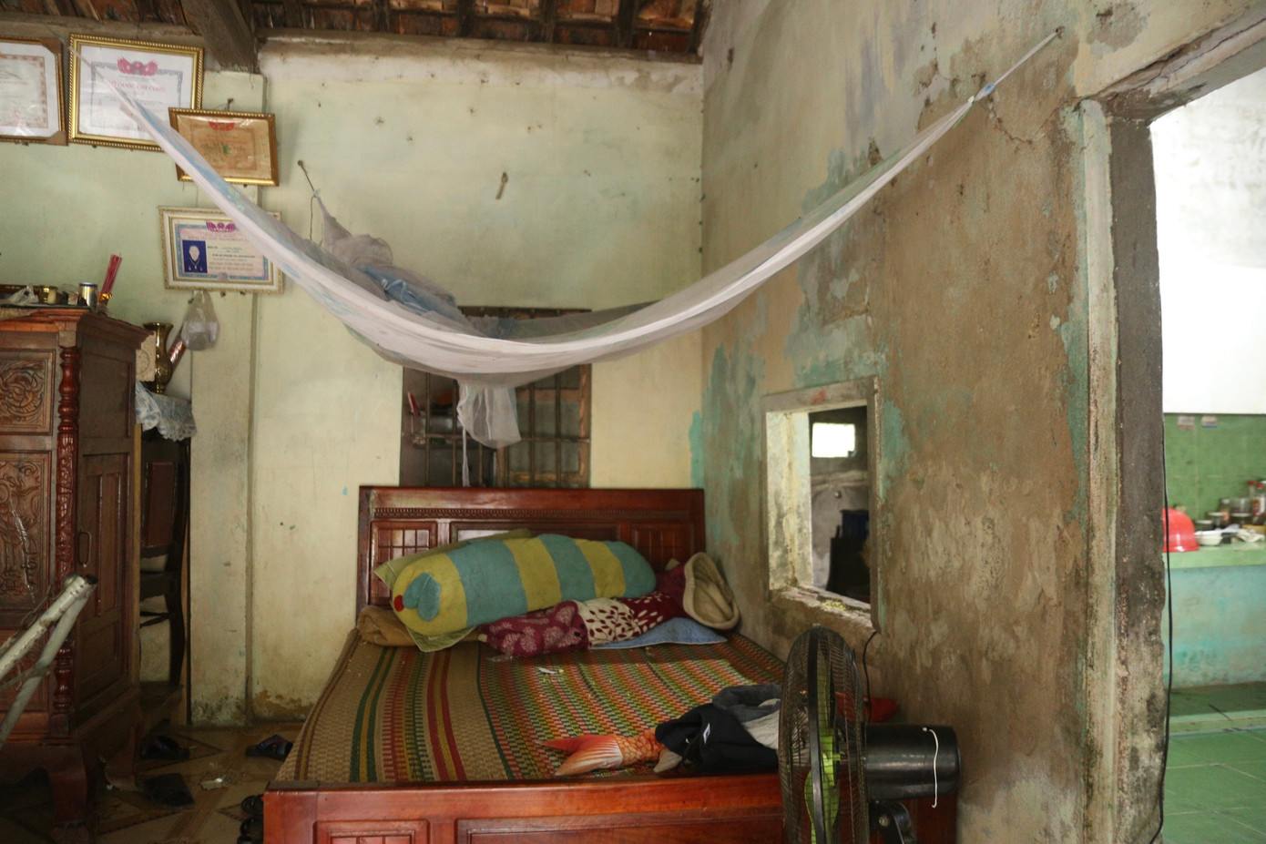 Cuộc sống sinh hoạt hàng ngày của người dân gặp khó khăn trong ngôi nhà chật hẹp, xuống cấp.