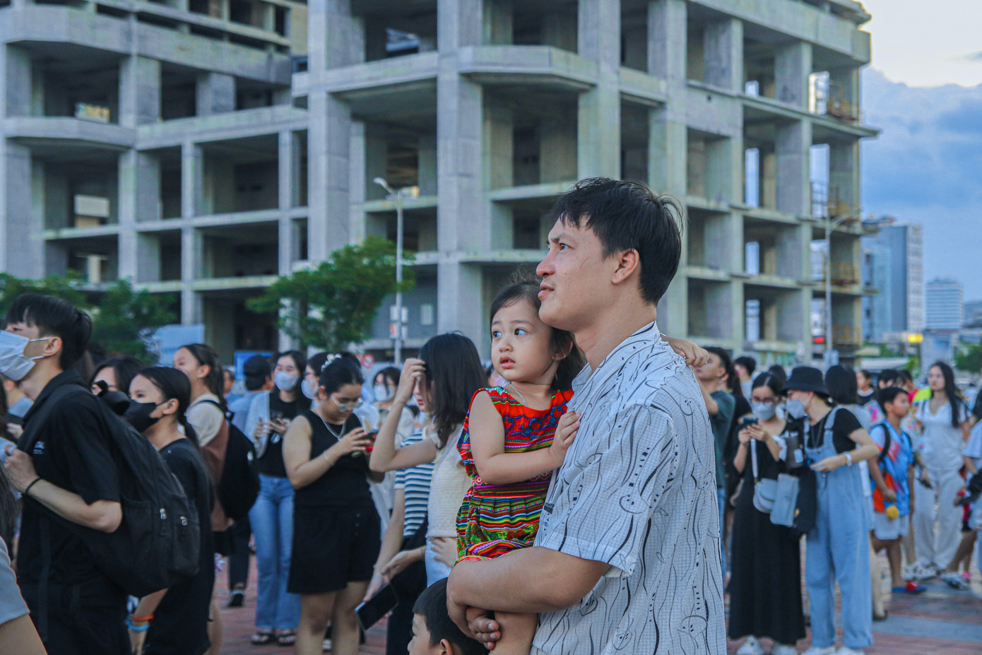 Anh Nguyễn Phi (trú quận Cẩm Lệ) cho biết, khi đọc được thông tin ở trên mạng, gia đình anh thu xếp công việc và tranh thủ đi thật sớm để có được vị trí ngắm đẹp. “Thường tôi chỉ thấy trình diễn drone này trên ti vi chứ chưa bao giờ xem tận mắt nên khi nghe tin liền dẫn cả nhà đi xem. Cả hai vợ chồng và đặc biệt là con gái rất háo hức, mong chờ những màn trình diễn”, anh Phi nói.