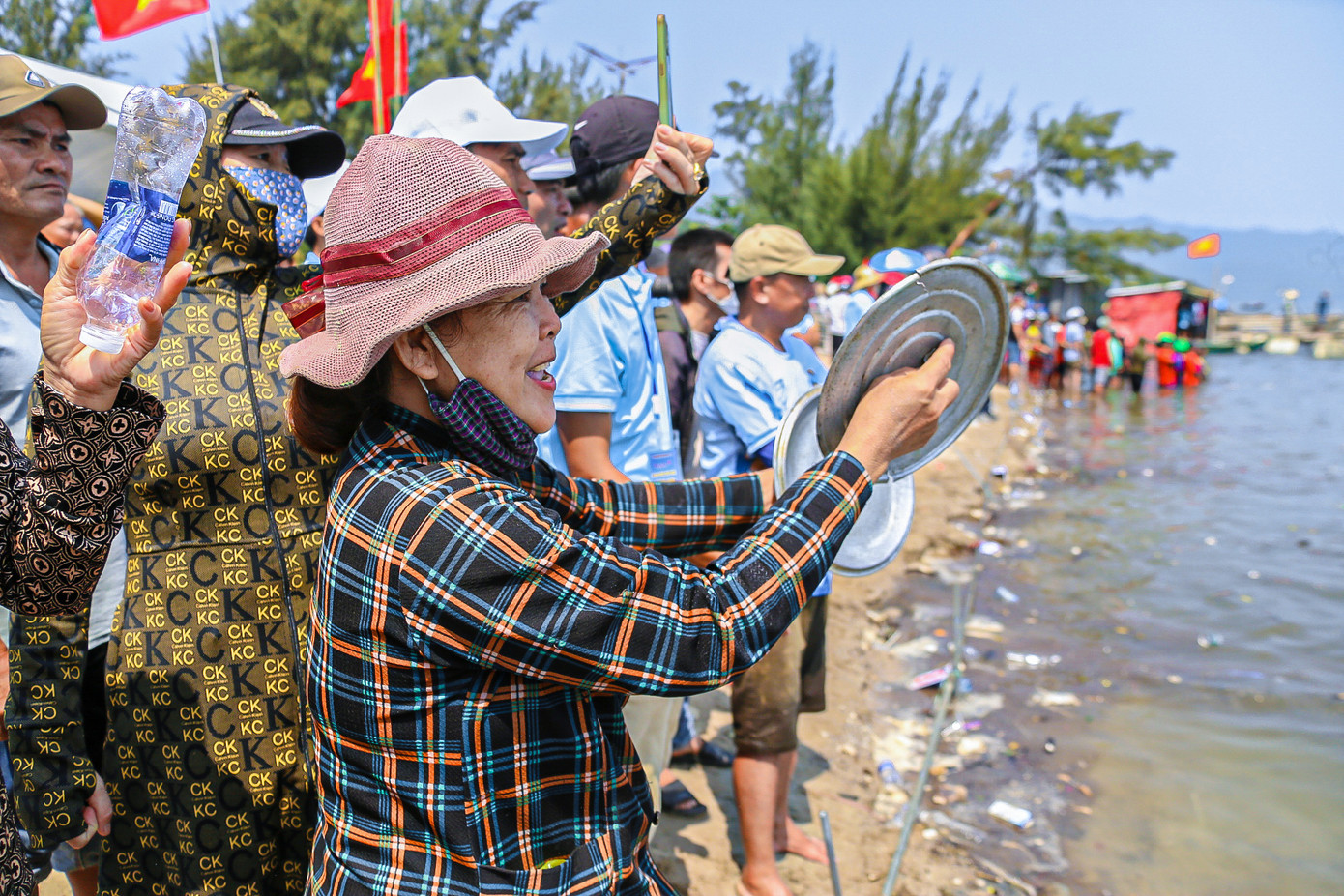 Bà Lê Thị Thừa (trú thị trấn Lăng Cô) có mặt từ rất sớm để cổ vũ cho đội nhà thi đấu. "Tôi đến cổ vũ cho đội nhà Lăng Cô, mong sao đội sẽ thi đấu hết mình và mang về chiến thắng. Tôi rất vui vì Lăng Cô vừa khai trương thành công phố đi bộ và kỷ niệm 15 năm vịnh đẹp thế giới, nếu đội thuyền vô địch nữa thì sẽ rất tuyệt vời", bà Thừa vui vẻ.