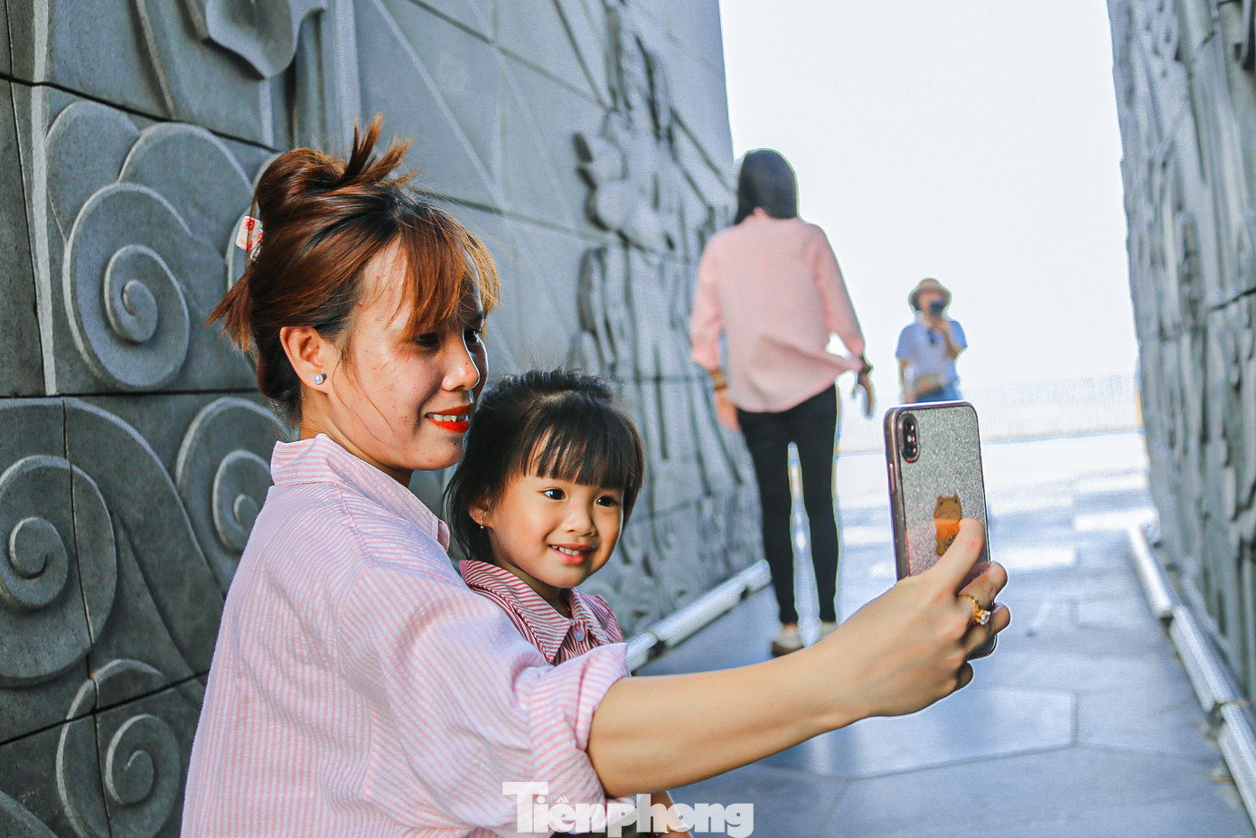 Các em nhỏ thích thú khi được bố mẹ chụp hình tại tháp Nghinh Phong.