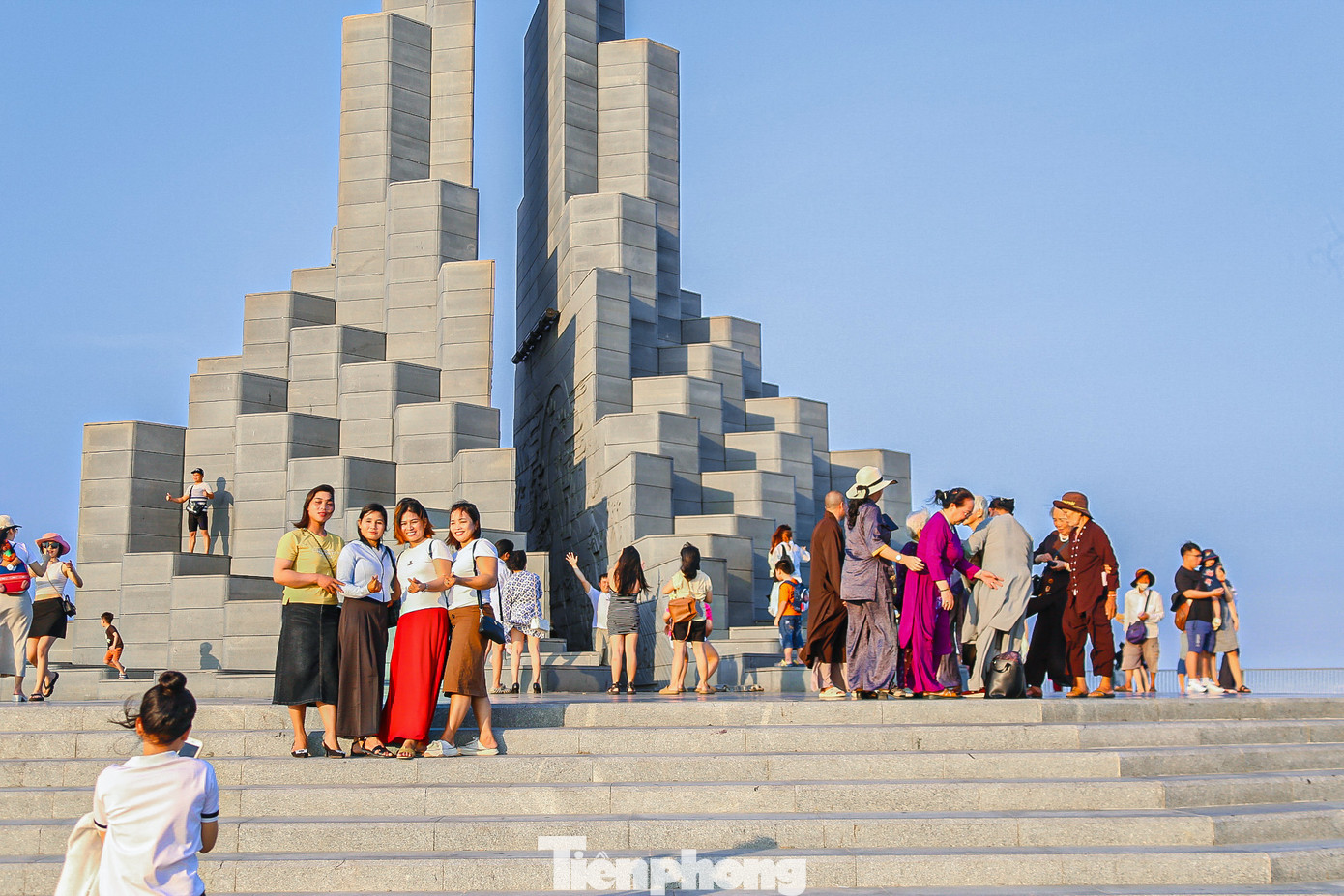 Nhiều du khách cùng nhau tạo dáng, chụp hình lưu giữ kỉ niệm khi đến đây du lịch.