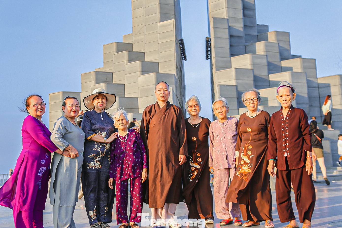 Nhiều du khách cùng nhau tạo dáng, chụp hình lưu giữ kỉ niệm khi đến đây du lịch.