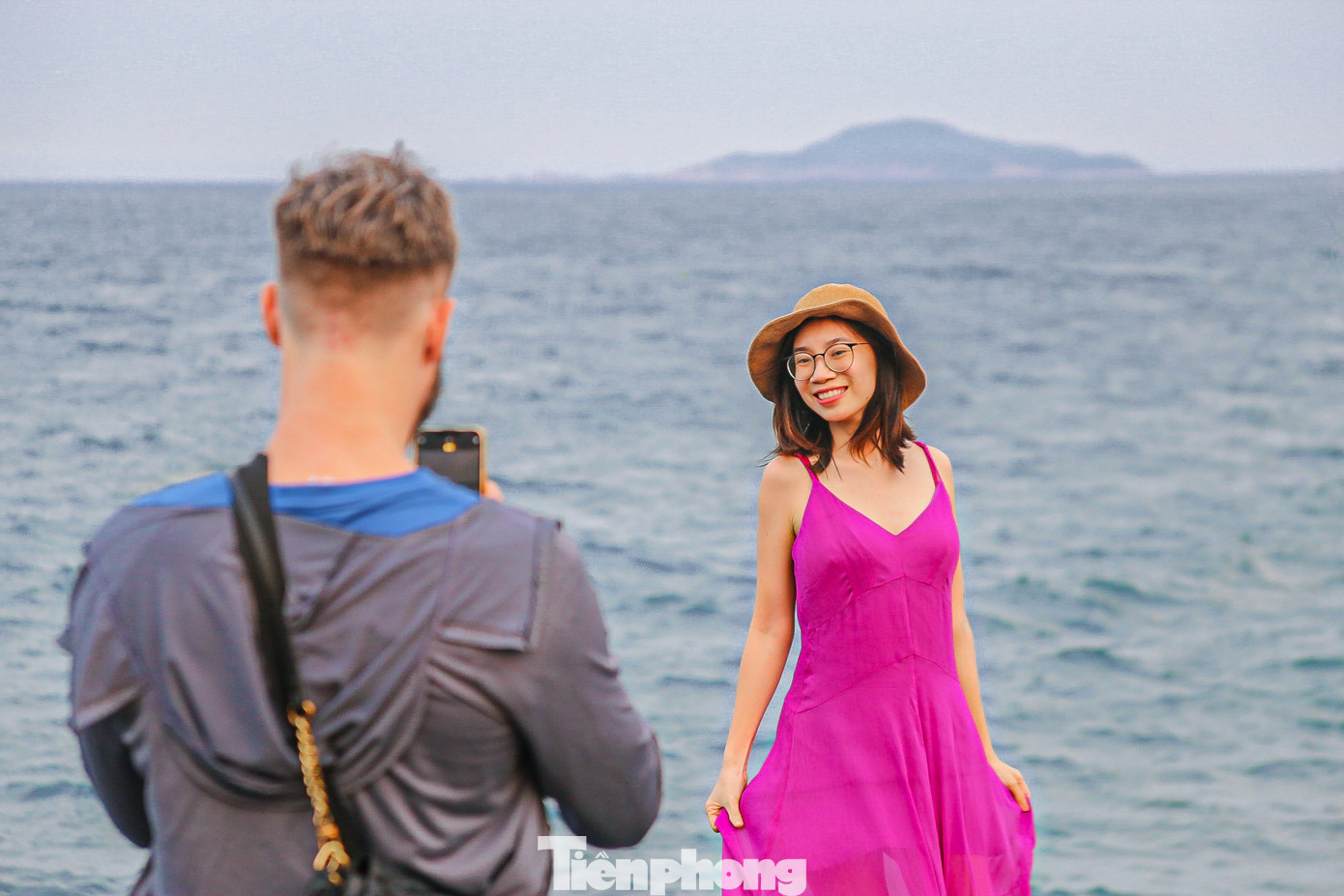 “Kỳ lễ 30/4 – 1/5 năm nay được nghỉ dài ngày nên tôi cùng gia đình chọn đi du lịch xa. Tôi chọn đến với Phú Yên vì nơi đây có nhiều cảnh đẹp, nhiều địa điểm nổi tiếng. Tôi sẽ đi hết các địa điểm tại đây, chụp hình thật nhiều để làm kỷ niệm”, chị Nguyễn Thu Hà, du khách đến từ Đà Nẵng cho biết.