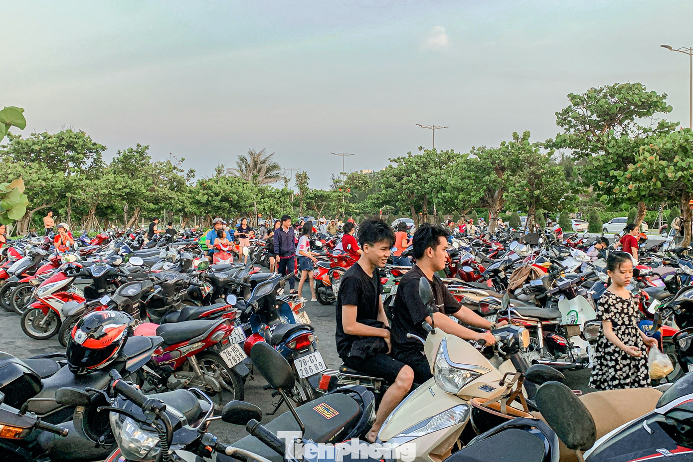 Càng về chiều lượng người đổ về biển Tuy Hòa càng đông khiến các bãi giữ xe chật kín chỗ đậu, nhiều người phải nhích từng chút mới lấy xe ra được.