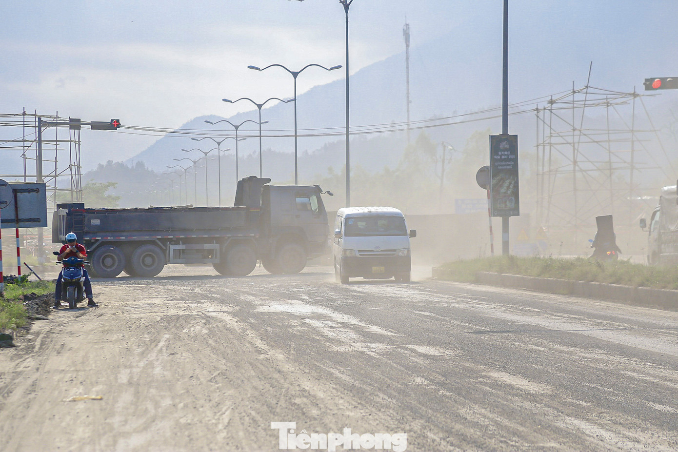 Tại nút giao cao tốc Hòa Liên - Túy Loan giao với tuyến Hoàng Văn Thái, dù bụi phủ dày cả đoạn đường dài nhưng đơn vị thi công không bố trí xe phun nước để hạn chế ô nhiễm, đảm bảo an toàn giao thông. Tại nút giao cao tốc Hòa Liên - Túy Loan giao với tuyến Hoàng Văn Thái, dù bụi phủ dày cả đoạn đường dài nhưng đơn vị thi công không bố trí xe phun nước để hạn chế ô nhiễm, đảm bảo an toàn giao thông.