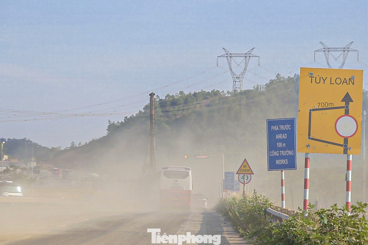 Theo ghi nhận của Tiền Phong, tại nút giao Nguyễn Tất Thành - đường tránh Nam Hải Vân (huyện Hòa Vang, TP. Đà Nẵng), bụi từ dự án cao tốc La Sơn - Túy Loan (đoạn Hòa Liên - Túy Loan) bay lơ lửng, phủ kín cả đoạn đường dài. Lớp bụi bám dày đặc trên xe cộ gây ảnh hưởng đến người tham gia giao thông. Theo ghi nhận của Tiền Phong, tại nút giao Nguyễn Tất Thành - đường tránh Nam Hải Vân (huyện Hòa Vang, TP. Đà Nẵng), bụi từ dự án cao tốc La Sơn - Túy Loan (đoạn Hòa Liên - Túy Loan) bay lơ lửng, phủ kín cả đoạn đường dài. Lớp bụi bám dày đặc trên xe cộ gây ảnh hưởng đến người tham gia giao thông.