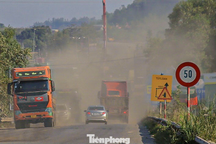 Nhiều tài xế lái xe phải chịu cảnh tầm nhìn bị hạn chế, không khí ô nhiễm, những lớp bụi bám dày đặc trên xe sau khi đi qua đoạn đường này. Nhiều tài xế lái xe phải chịu cảnh tầm nhìn bị hạn chế, không khí ô nhiễm, những lớp bụi bám dày đặc trên xe sau khi đi qua đoạn đường này.