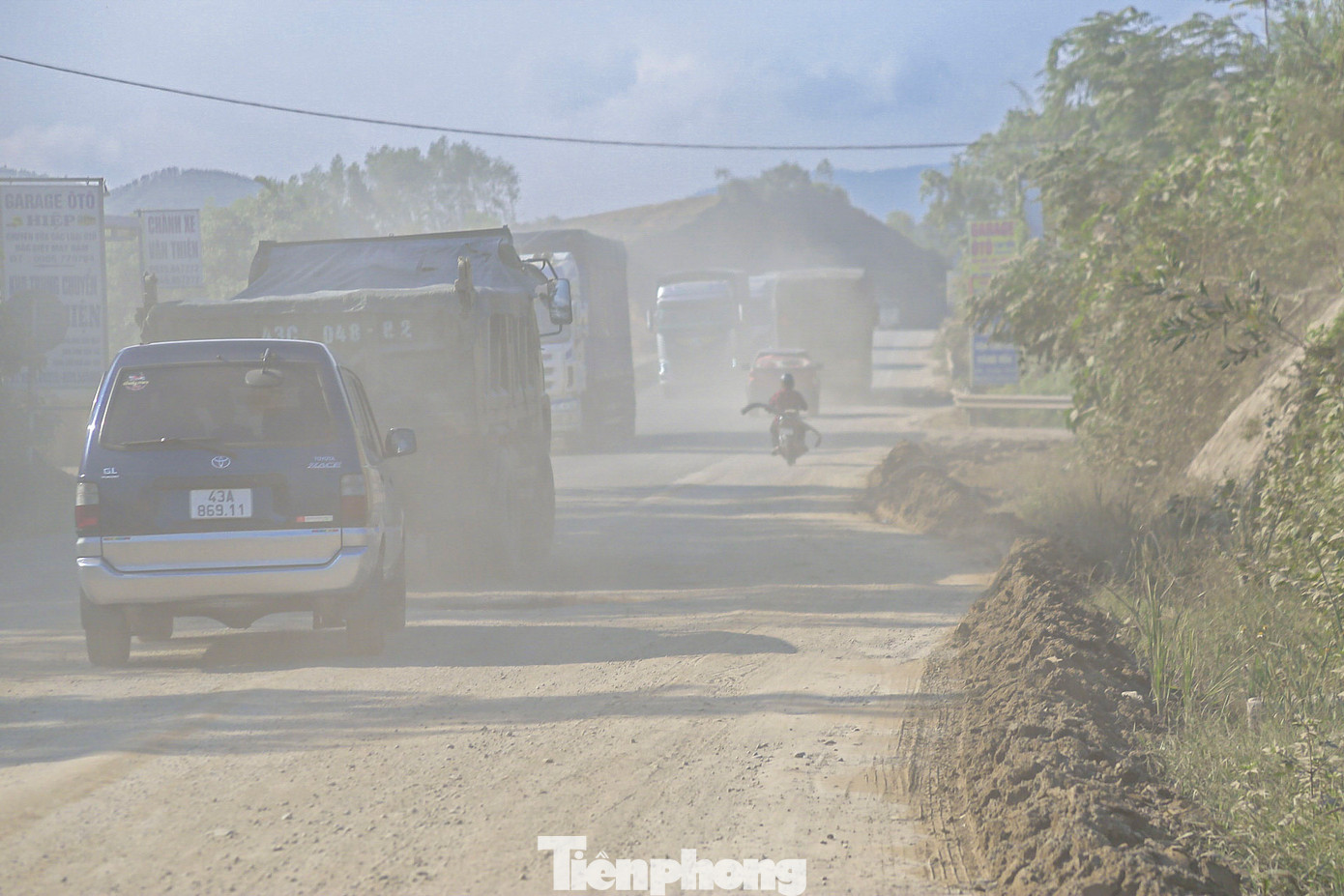 Bụi mù mịt che khuất tầm nhìn của nhiều phương tiện. Bụi mù mịt che khuất tầm nhìn của nhiều phương tiện.