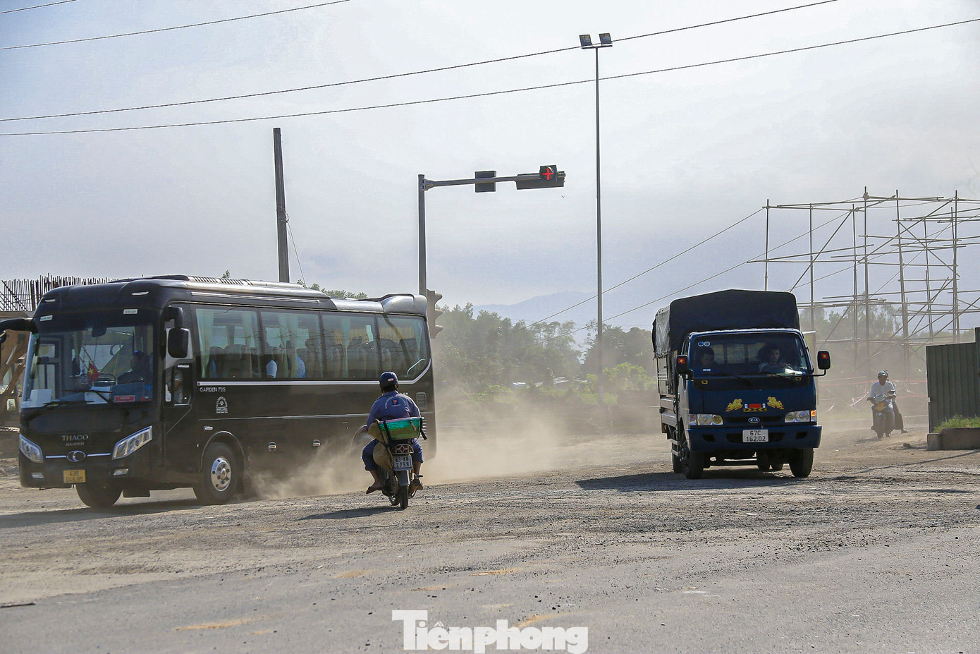 Tại nút giao cao tốc Hòa Liên - Túy Loan giao với tuyến Hoàng Văn Thái, dù bụi phủ dày cả đoạn đường dài nhưng đơn vị thi công không bố trí xe phun nước để hạn chế ô nhiễm, đảm bảo an toàn giao thông. Tại nút giao cao tốc Hòa Liên - Túy Loan giao với tuyến Hoàng Văn Thái, dù bụi phủ dày cả đoạn đường dài nhưng đơn vị thi công không bố trí xe phun nước để hạn chế ô nhiễm, đảm bảo an toàn giao thông.
