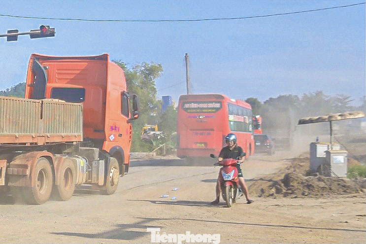 Theo nhiều người đi đường, do đang trong quá trình thi công nên những ngày nắng gắt, đoạn cao tốc Hòa Liên - Túy Loan trở thành nỗi ám ảnh đối với họ vì cảnh bụi mù mịt bao phủ cả con đường, trời mưa thì bùn lầy gây ảnh hưởng đến việc lưu thông. Theo nhiều người đi đường, do đang trong quá trình thi công nên những ngày nắng gắt, đoạn cao tốc Hòa Liên - Túy Loan trở thành nỗi ám ảnh đối với họ vì cảnh bụi mù mịt bao phủ cả con đường, trời mưa thì bùn lầy gây ảnh hưởng đến việc lưu thông.