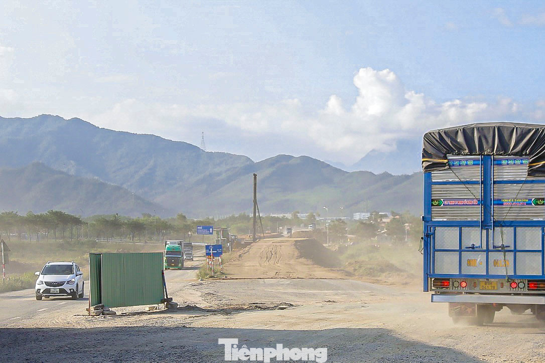 Trong buổi kiểm tra thực tế thi công tuyến cao tốc Hòa Liên - Túy Loan (Đà Nẵng) vào ngày 16/11, ông Nguyễn Danh Huy, Thứ trưởng Bộ Giao thông Vận tải đã phê bình đơn vị thi công về việc huy động máy móc, thiết bị chưa đáp ứng nhu cầu thi công, công trường thi công không đồng bộ, luộm thuộm, đơn vị thi công đưa máy móc ra "biểu diễn", trên đường cắm biển thi công rất hoành tráng nhưng công trường lại vắng tanh. Trong buổi kiểm tra thực tế thi công tuyến cao tốc Hòa Liên - Túy Loan (Đà Nẵng) vào ngày 16/11, ông Nguyễn Danh Huy, Thứ trưởng Bộ Giao thông Vận tải đã phê bình đơn vị thi công về việc huy động máy móc, thiết bị chưa đáp ứng nhu cầu thi công, công trường thi công không đồng bộ, luộm thuộm, đơn vị thi công đưa máy móc ra "biểu diễn", trên đường cắm biển thi công rất hoành tráng nhưng công trường lại vắng tanh.