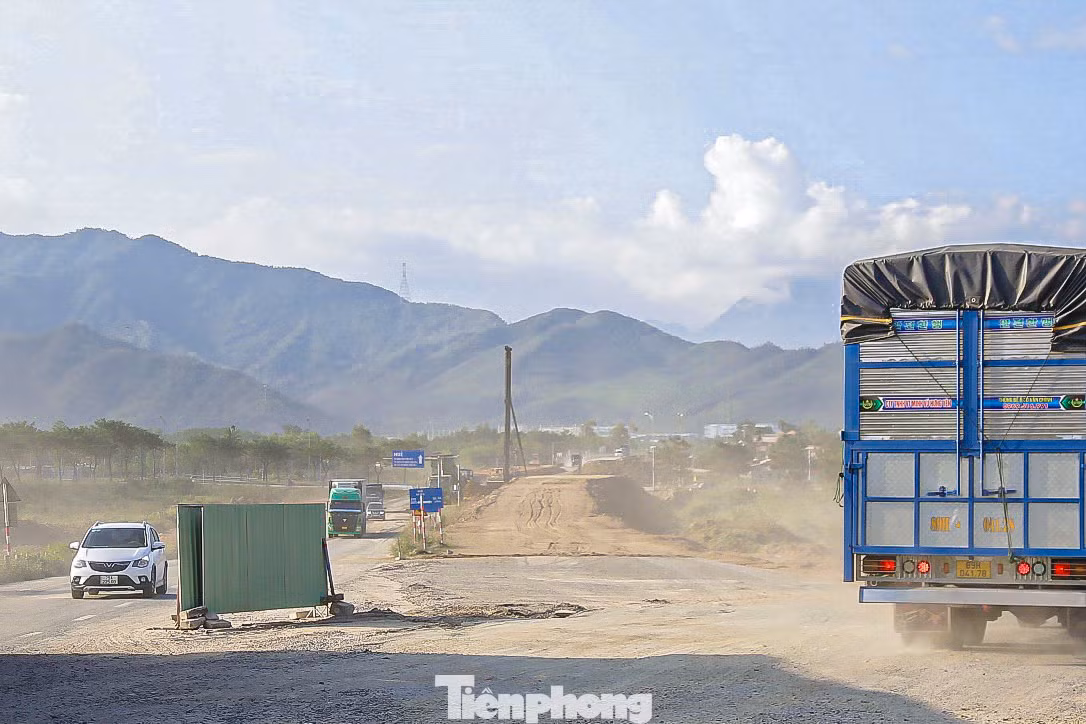 Trong buổi kiểm tra thực tế thi công tuyến cao tốc Hòa Liên - Túy Loan (Đà Nẵng) vào ngày 16/11, ông Nguyễn Danh Huy, Thứ trưởng Bộ Giao thông Vận tải đã phê bình đơn vị thi công về việc huy động máy móc, thiết bị chưa đáp ứng nhu cầu thi công, công trường thi công không đồng bộ, luộm thuộm, đơn vị thi công đưa máy móc ra "biểu diễn", trên đường cắm biển thi công rất hoành tráng nhưng công trường lại vắng tanh.