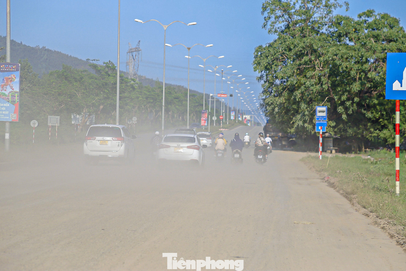 Bụi mù mịt che khuất tầm nhìn của nhiều phương tiện. Bụi mù mịt che khuất tầm nhìn của nhiều phương tiện.