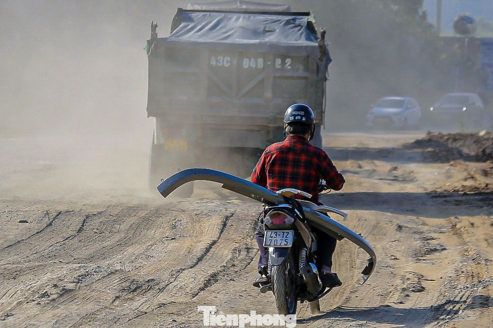 "Việc bụi mù mịt thế này khiến tầm nhìn của tôi và nhiều tài xế khác giảm sút nghiêm trọng, rất dễ dẫn đến tai nạn. Mỗi lần đi qua đây, cả người tôi đều dính đầy bụi, không chỉ gây khó chịu mà còn tiềm ẩn nguy cơ ảnh hưởng đến sức khỏe về đường hô hấp", một người dân đi qua tuyến đường này chia sẻ. "Việc bụi mù mịt thế này khiến tầm nhìn của tôi và nhiều tài xế khác giảm sút nghiêm trọng, rất dễ dẫn đến tai nạn. Mỗi lần đi qua đây, cả người tôi đều dính đầy bụi, không chỉ gây khó chịu mà còn tiềm ẩn nguy cơ ảnh hưởng đến sức khỏe về đường hô hấp", một người dân đi qua tuyến đường này chia sẻ.