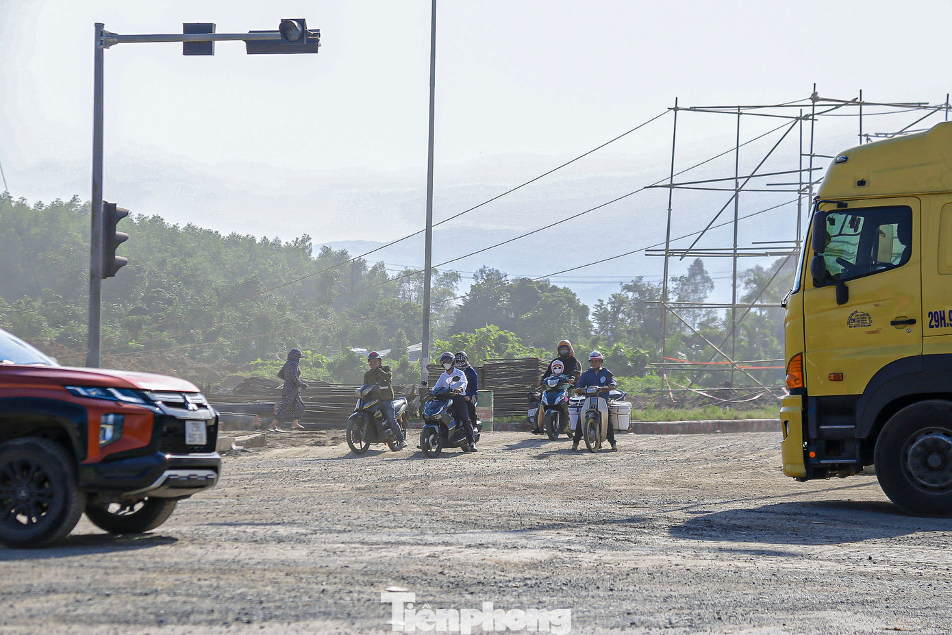 Theo nhiều người đi đường, do đang trong quá trình thi công nên những ngày nắng gắt, đoạn cao tốc Hòa Liên - Túy Loan trở thành nỗi ám ảnh đối với họ vì cảnh bụi mù mịt bao phủ cả con đường, trời mưa thì bùn lầy gây ảnh hưởng đến việc lưu thông. Theo nhiều người đi đường, do đang trong quá trình thi công nên những ngày nắng gắt, đoạn cao tốc Hòa Liên - Túy Loan trở thành nỗi ám ảnh đối với họ vì cảnh bụi mù mịt bao phủ cả con đường, trời mưa thì bùn lầy gây ảnh hưởng đến việc lưu thông.