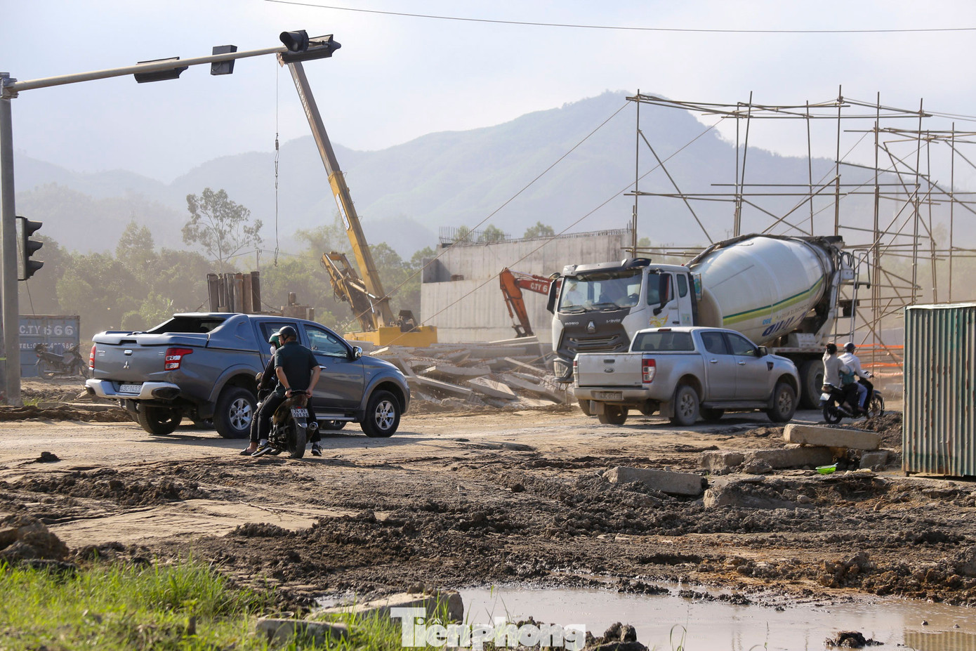 Trong buổi kiểm tra thực tế thi công tuyến cao tốc Hòa Liên - Túy Loan (Đà Nẵng) vào ngày 16/11, ông Nguyễn Danh Huy, Thứ trưởng Bộ Giao thông Vận tải đã phê bình đơn vị thi công về việc huy động máy móc, thiết bị chưa đáp ứng nhu cầu thi công, công trường thi công không đồng bộ, luộm thuộm, đơn vị thi công đưa máy móc ra "biểu diễn", trên đường cắm biển thi công rất hoành tráng nhưng công trường lại vắng tanh. Trong buổi kiểm tra thực tế thi công tuyến cao tốc Hòa Liên - Túy Loan (Đà Nẵng) vào ngày 16/11, ông Nguyễn Danh Huy, Thứ trưởng Bộ Giao thông Vận tải đã phê bình đơn vị thi công về việc huy động máy móc, thiết bị chưa đáp ứng nhu cầu thi công, công trường thi công không đồng bộ, luộm thuộm, đơn vị thi công đưa máy móc ra "biểu diễn", trên đường cắm biển thi công rất hoành tráng nhưng công trường lại vắng tanh.