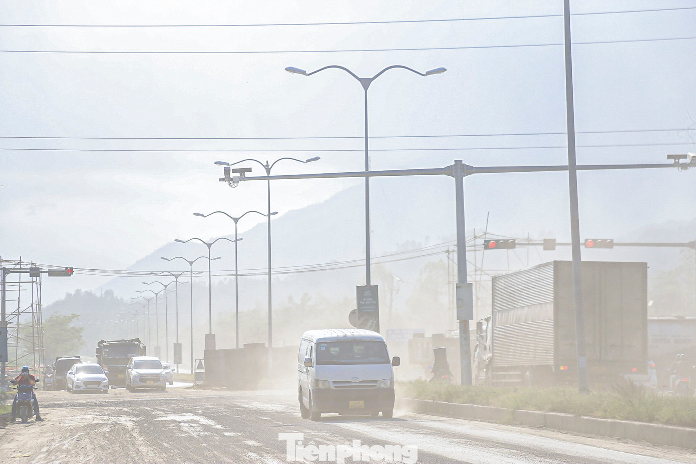 Nhiều tài xế lái xe phải chịu cảnh tầm nhìn bị hạn chế, không khí ô nhiễm, những lớp bụi bám dày đặc trên xe sau khi đi qua đoạn đường này. Nhiều tài xế lái xe phải chịu cảnh tầm nhìn bị hạn chế, không khí ô nhiễm, những lớp bụi bám dày đặc trên xe sau khi đi qua đoạn đường này.