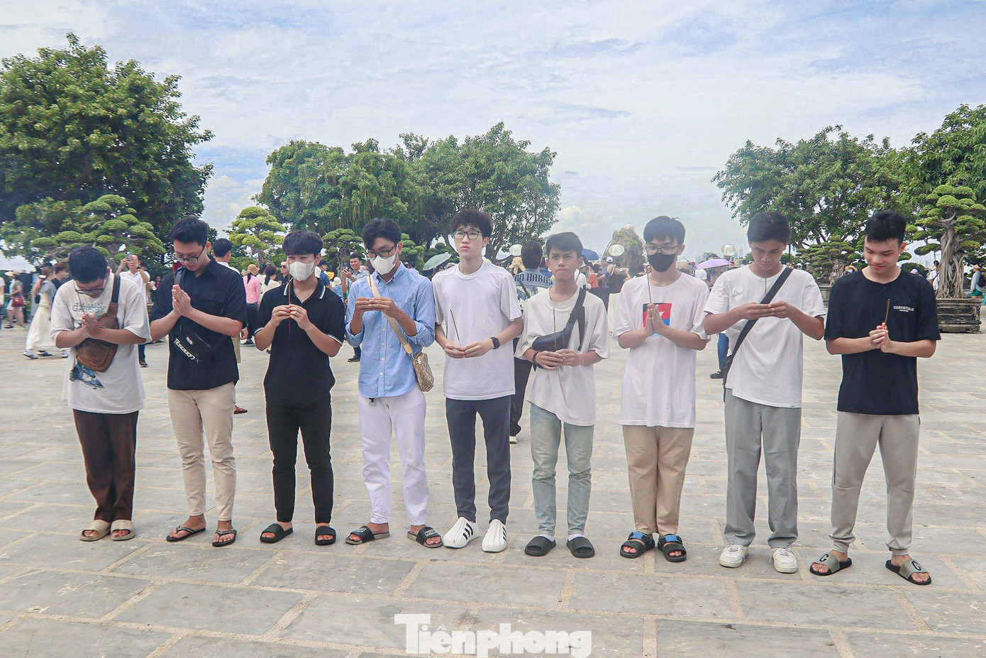 Trong khi đó, bạn Mã Đức Minh cùng nhóm bạn của mình đến chùa từ rất sớm để cầu nguyện. “Nhóm chúng em đều đã ôn thi cả một năm học, được trang bị kiến thức đầy đủ và khá tự tin vào bản thân mình trong kỳ thi này. Tuy vậy, đây là một kỳ thi quan trọng nên em cùng các bạn vẫn có một chút hồi hộp và lo lắng”, Đức Minh chia sẻ.