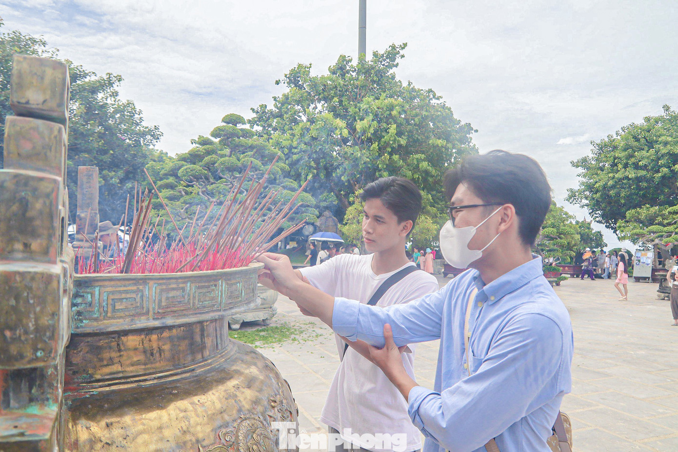 Đi chùa cầu may mắn là hoạt động giúp các sĩ tử giảm bớt áp lực sau khoảng thời gian ngày đêm ôn thi.