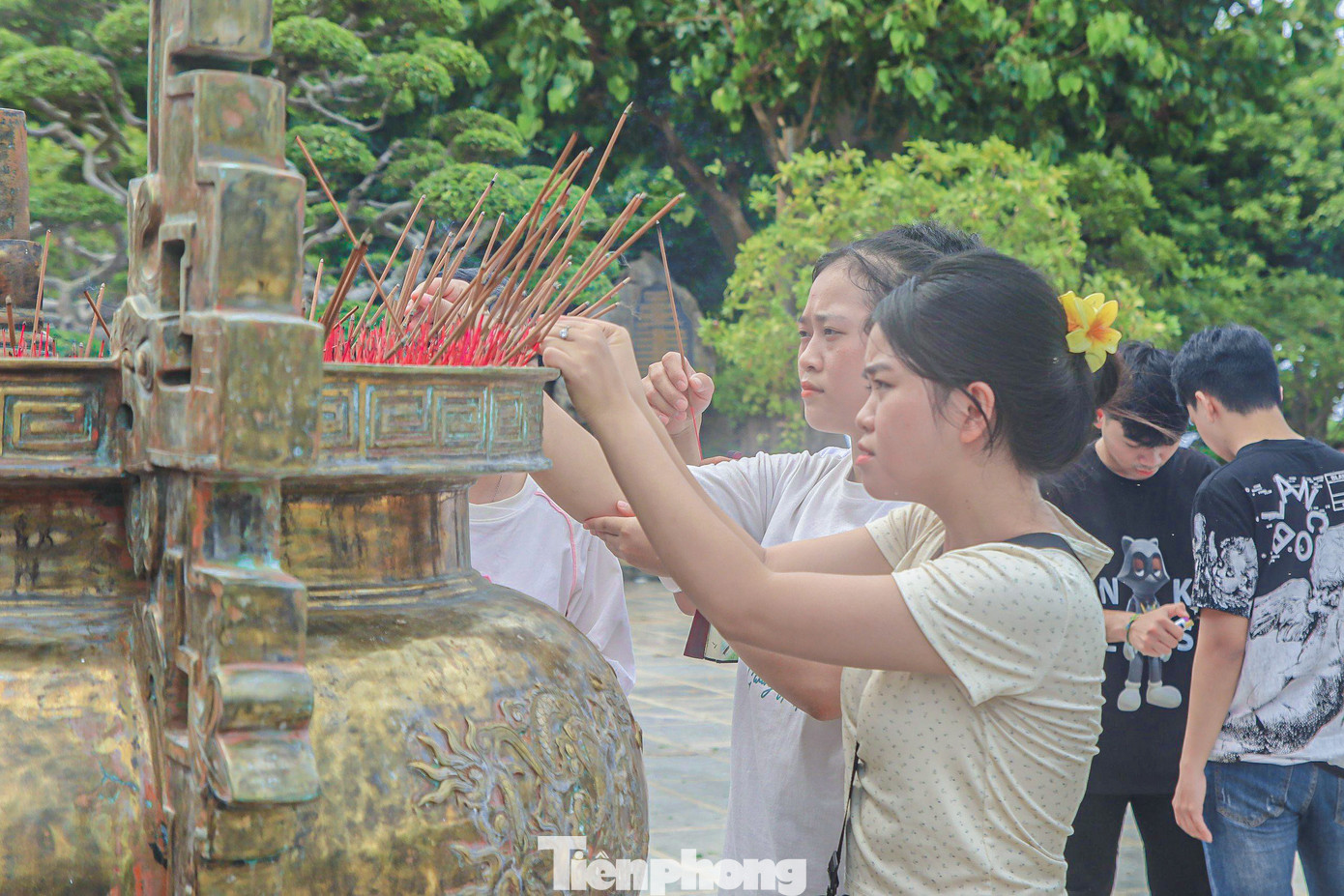 Nhiều sĩ tử lên chùa để cầu nguyện, mong mọi sự được hanh thông.