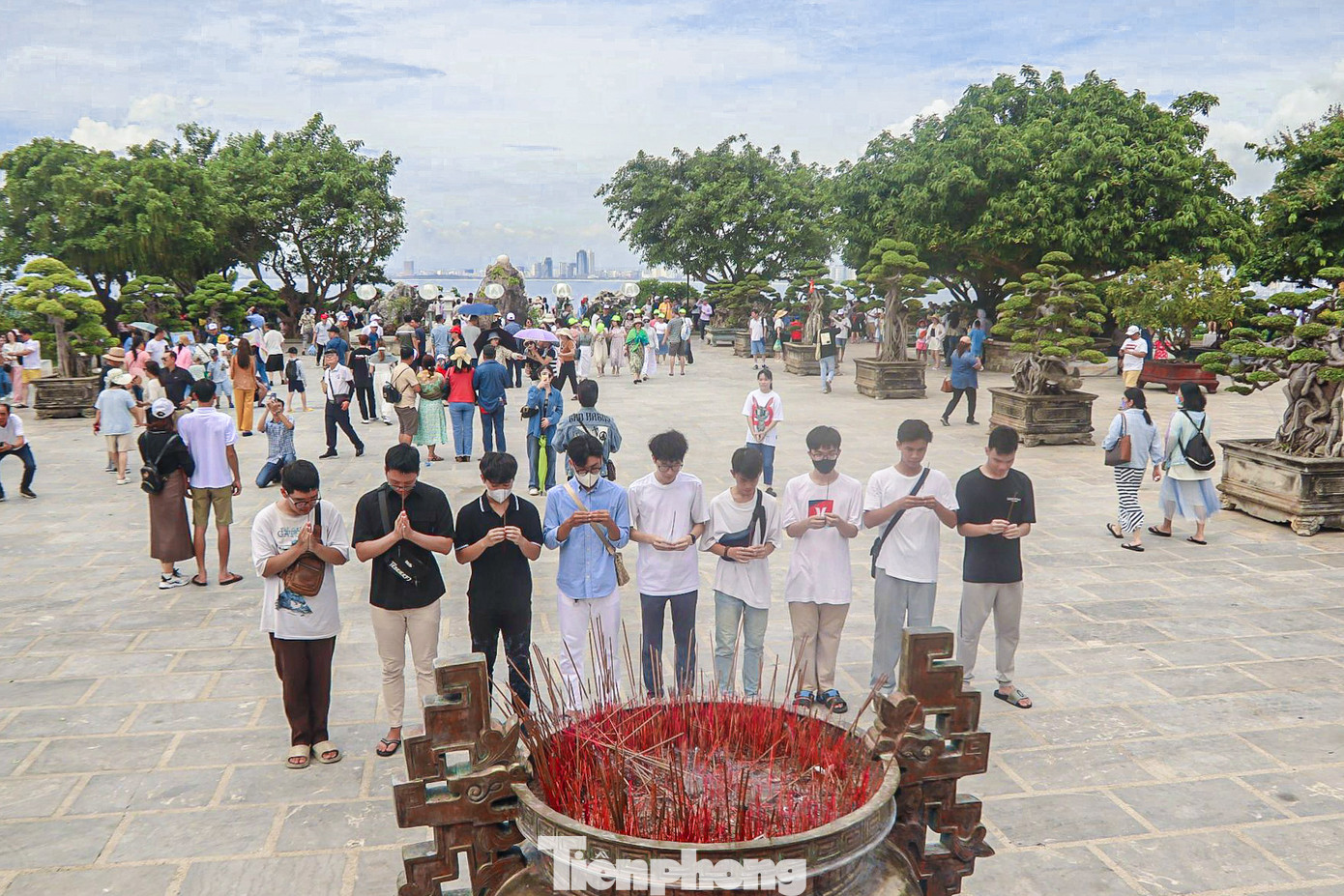 Ghi nhận của phóng viên, ngày 26/6, tại chùa Linh Ứng (quận Sơn Trà), chùa Bát Nhã (quận Hải Châu) TP. Đà Nẵng rất đông phụ huynh cùng học sinh đã tới thắp hương, cầu may mắn, mong mọi việc suôn sẻ trong kỳ thi tốt nghiệp năm 2024.