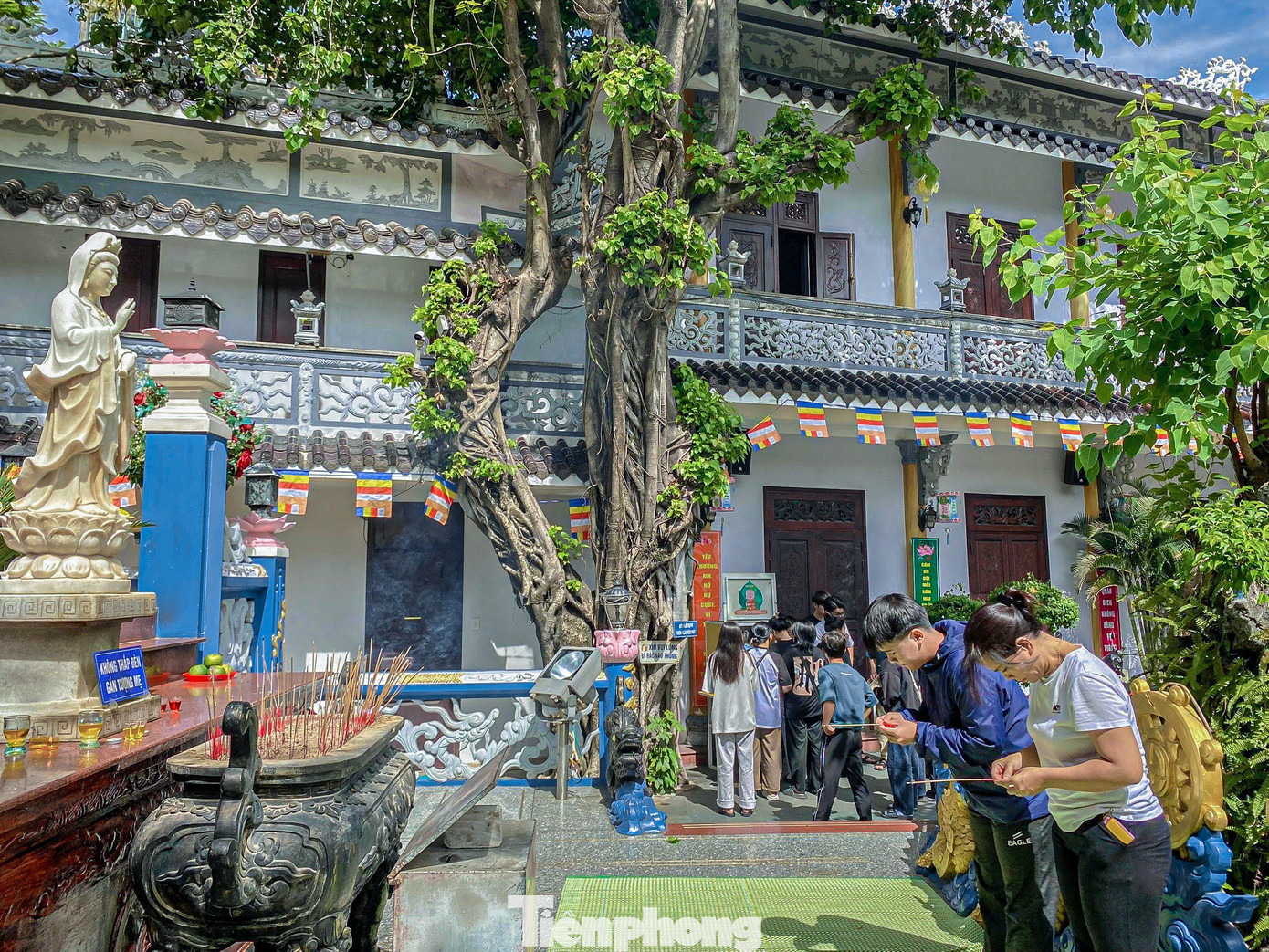 Sở GD&amp;ĐT TP. Đà Nẵng cho biết, đến thời điểm hiện tại, mọi công tác chuẩn bị cho kỳ thi tốt nghiệp THPT năm 2024 đã sẵn sàng. Toàn TP. Đà Nẵng có 13.560 thí sinh đăng ký dự thi, trong đó có 12.852 thí sinh vừa thi để công nhận tốt nghiệp, vừa để xét tuyển Cao đẳng, Đại học, 103 thí sinh đăng ký thi để xét tuyển tốt nghiệp và 605 thí sinh đăng ký thi để xét tuyển Cao đẳng, Đại học.