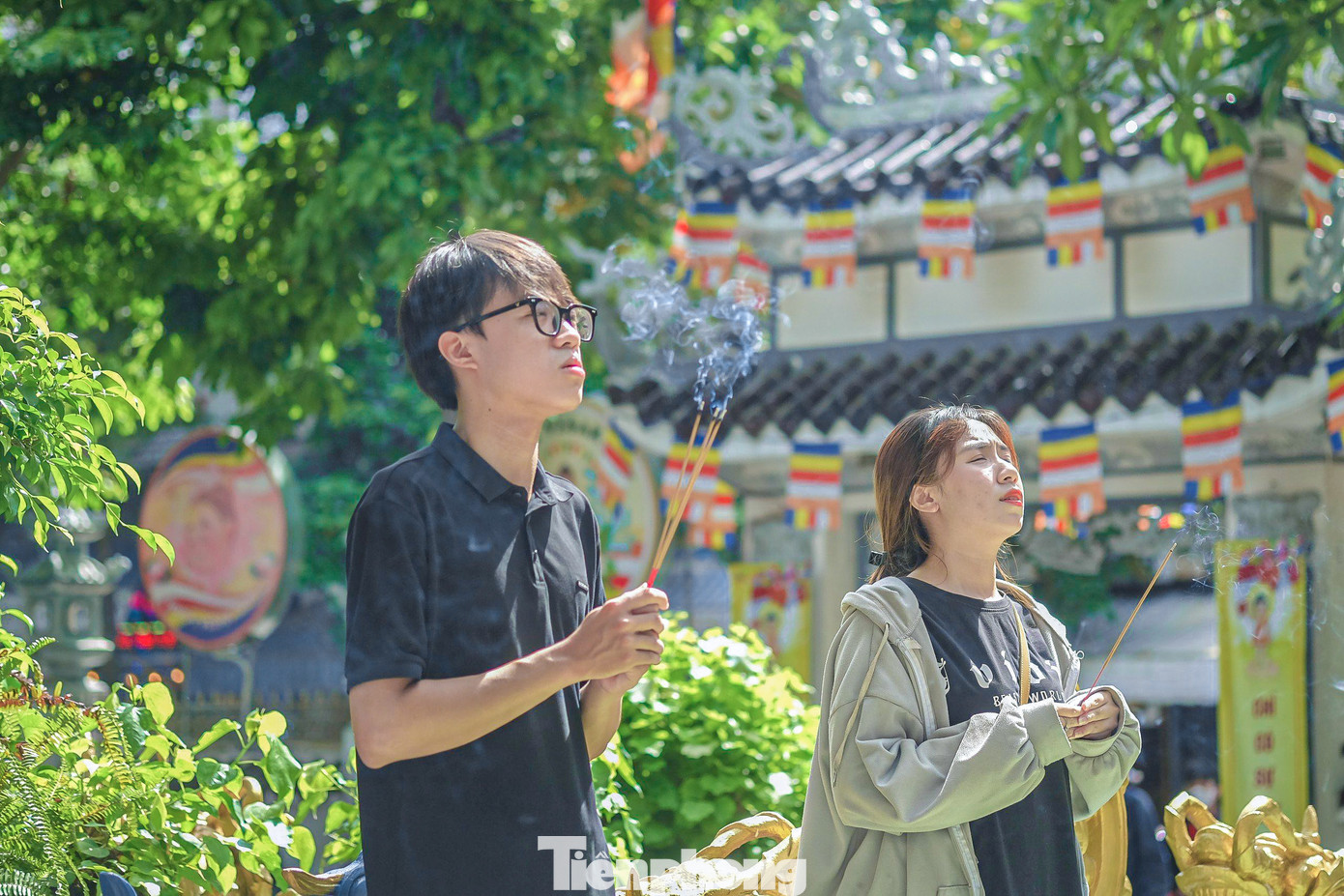 Nhiều sĩ tử lên chùa để cầu nguyện, mong mọi sự được hanh thông.