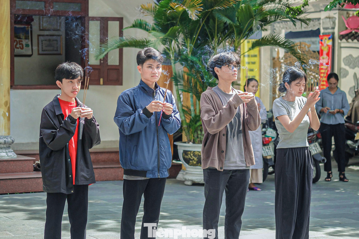 Nhiều nhóm học sinh rủ nhau cùng đi chùa trước khi kỳ thi THPT diễn ra với mong ước trong kỳ thi sẽ may mắn.